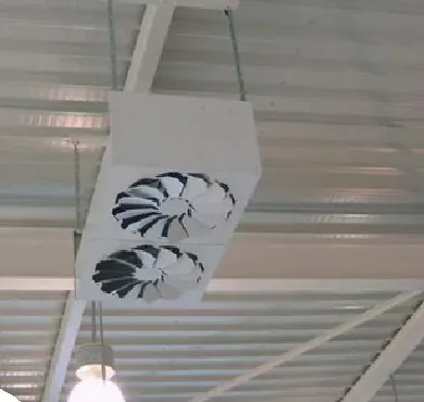Déstratificateur Hevel Air à double turbine fixé sous la toiture d’un bâtiment industriel