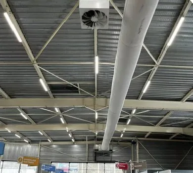 Vue d’ensemble d’une surface commerciale équipée d’un déstratificateur en charpente